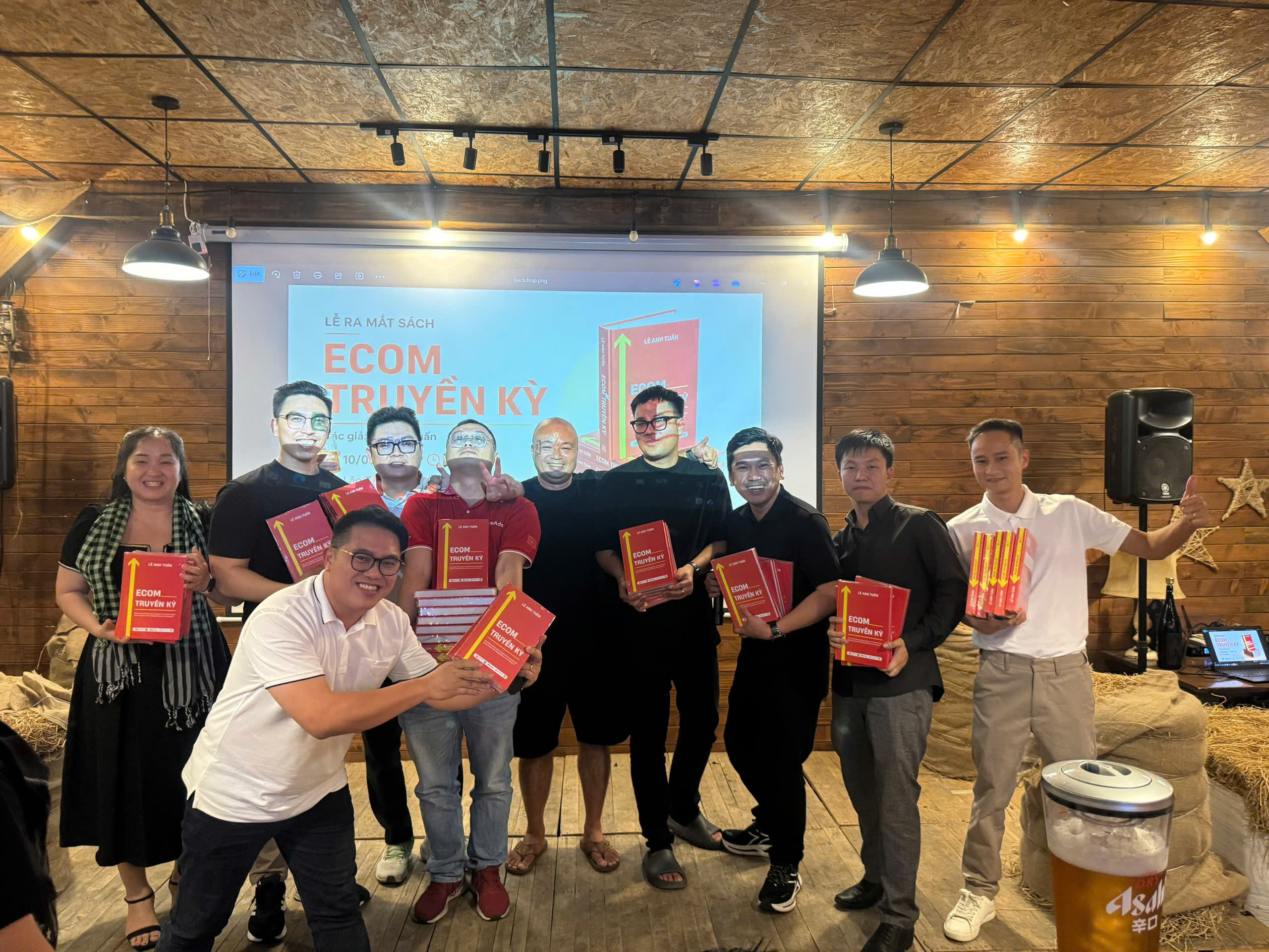 Độc giả cầm sách tại buổi ra mắt Ecom Truyền Kỳ